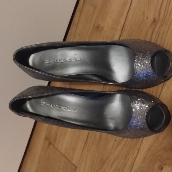 8 1/2 Metallic Silver and Glitter Heel - Picture 2 of 4